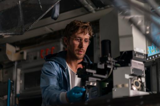 Ryan Gosling incarne Ryland Grace dans PROJET DERNIÈRE CHANCE, produit par Amazon MGM Studios. Crédit photo : Jonathan Olley  © Sony Pictures Releasing Switzerland GmbH
