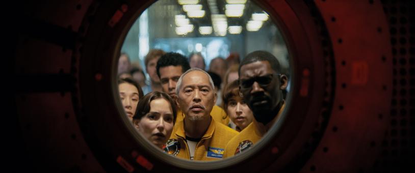 Milana Vayntrub incarne Olesya Ilyukhina (à gauche) et Ken Leung incarne Yao (à droite) dans PROJET DERNIÈRE CHANCE, produit par Amazon MGM Studios. Crédit photo : Avec l'aimable autorisation d'Amazon MGM Studios  © Sony Pictures Releasing Switzerland GmbH