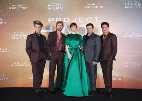 LONDON, ENGLAND – 09. MÄRZ: (v. l. n. r.) James Ortiz, Ryan Gosling, Sandra Hüller, Chris Miller und Phil Lord bei der Weltpremiere von „DER ASTRONAUT – Project Hail Mary“ im Cineworld Leicester Square am 09. März 2026 in London, England.  (Foto: Tristan Fewings/Getty Images für Sony Pictures Entertainment)