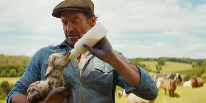 Hugh Jackman als George Hardy in GLENNKILL: EIN SCHAFSKRIMI von Amazon MGM Studios.   © 2026 Amazon Content Services LLC. All Rights Reserved.