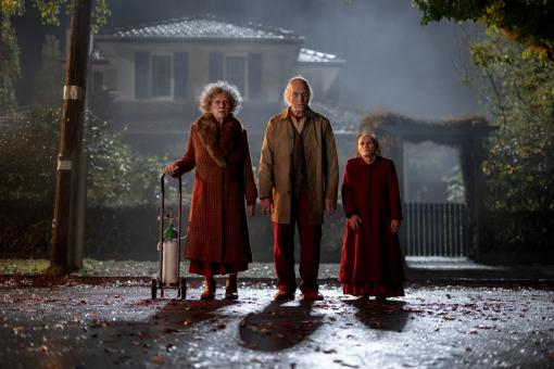 Darsteller aus dem Screen-Gems-Film „INSIDIOUS: OUT OF THE FURTHER“. © 2026 Sony Pictures Releasing Switzerland GmbH